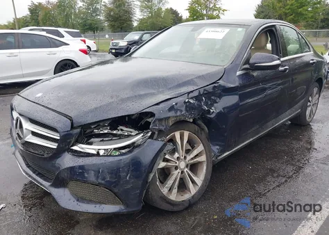 2015 Mercedes-Benz C 300 4Matic z USA, uszkodzony, nr VIN 55SWF4KB4FU088140